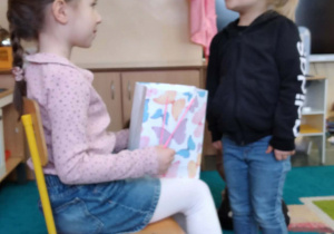 Dziecko składa życzenia jubilatce.