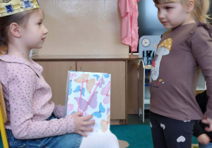 Dziecko składa życzenia jubilatce.