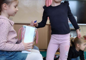 Dziecko składa życzenia jubilatce.