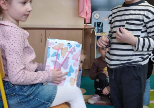 Dziecko składa życzenia jubilatce.