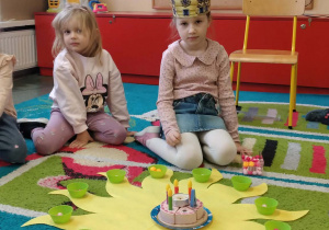 Jubilatka rozkłada koraliki na słoneczku urodzinowym.