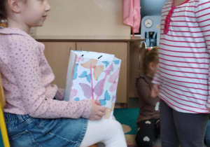 Dziecko składa życzenia jubilatce.