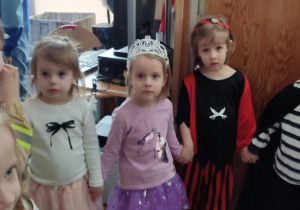 Dzieci w strojach na balu karnawałowym.