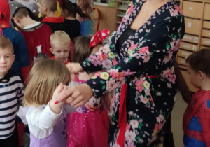 Dzieci w strojach na balu karnawałowym.