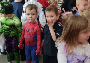 Dzieci w strojach na balu karnawałowym.