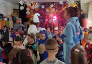 Dzieci w strojach na balu karnawałowym.