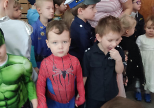 Dzieci w strojach na balu karnawałowym.