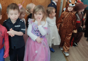 Dzieci w strojach na balu karnawałowym.