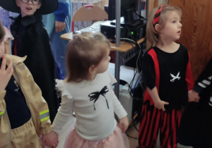 Dzieci w strojach na balu karnawałowym.