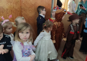 Dzieci w strojach na balu karnawałowym.