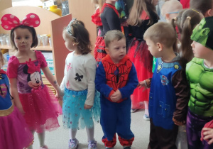 Dzieci w strojach na balu karnawałowym.