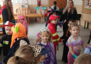 Dzieci w strojach na balu.