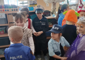 Dzieci w strojach na balu.