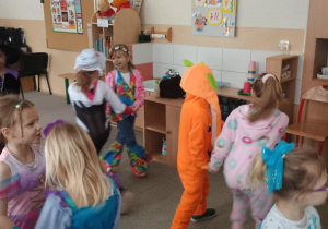 Dzieci w strojach na balu.