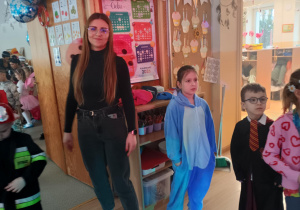 Dzieci w strojach na balu.