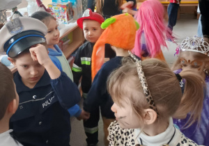 Dzieci w strojach na balu.