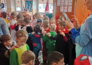 Dzieci w strojach na balu.