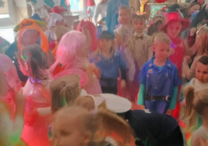 Dzieci w strojach na balu.