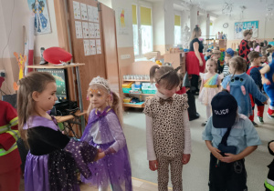 Dzieci w strojach na balu.