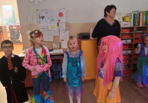 Dzieci w strojach na balu.