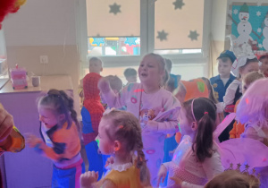 Dzieci w strojach na balu.