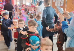 Dzieci w strojach na balu.