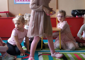 Jubilatka rozkłada koraliki na słoneczku urodzinowym.