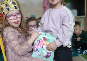 Dziewczynka składa życzenia jubilatce.