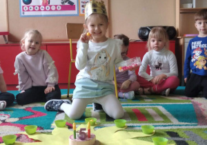 Jubilatka rozkłada koraliki na słoneczku urodzinowym.