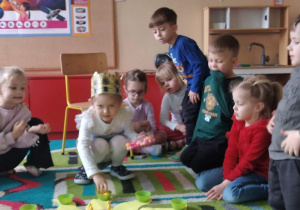 Jubilatka rozkłada koraliki na słoneczku urodzinowym.