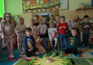 Zdjęcie grupowe z jubilatką.