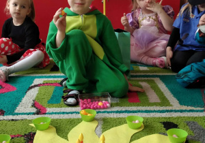 Jubilatka rozkłada koraliki na słoneczku urodzinowym.