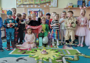 Zdjęcie grupowe z jubilatem.