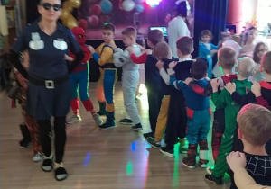 Dzieci tańczą w rytmie karnawałowych przebojów.