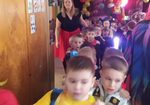 Dzieci tańczą w rytmie karnawałowych przebojów.