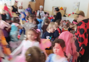 Dzieci tańczą w rytmie karnawałowych przebojów.
