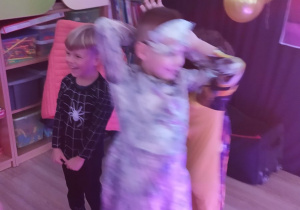 Dzieci tańczą w rytmie karnawałowych przebojów.