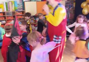 Dzieci tańczą w rytmie karnawałowych przebojów.