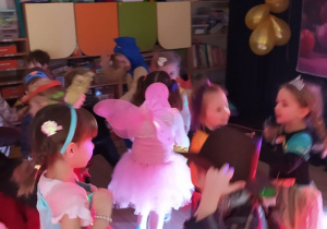 Dzieci tańczą w rytmie karnawałowych przebojów.