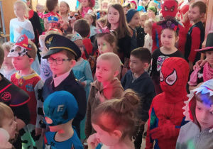 Dzieci tańczą w rytmie karnawałowych przebojów.