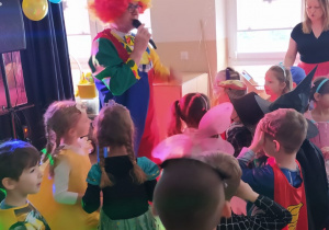 Dzieci tańczą w rytmie karnawałowych przebojów.