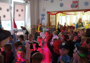 Dzieci tańczą w rytmie karnawałowych przebojów.