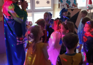 Dzieci tańczą w rytmie karnawałowych przebojów.