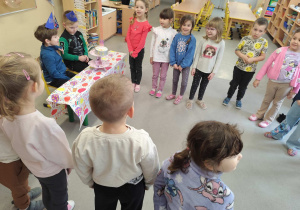 Dzieci świętują urodziny kolegów.