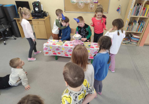 Dzieci świętują urodziny kolegów.