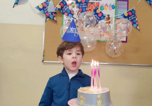 Dzieci świętują urodziny kolegów.