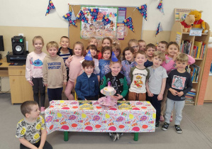 Dzieci świętują urodziny kolegów.