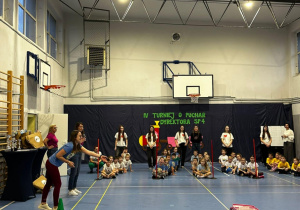 Dzieci na sali gimnastycznej biorą udział w turnieju.