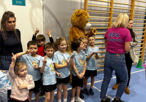 Dzieci na sali gimnastycznej biorą udział w turnieju.