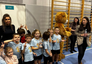 Dzieci na sali gimnastycznej biorą udział w turnieju.